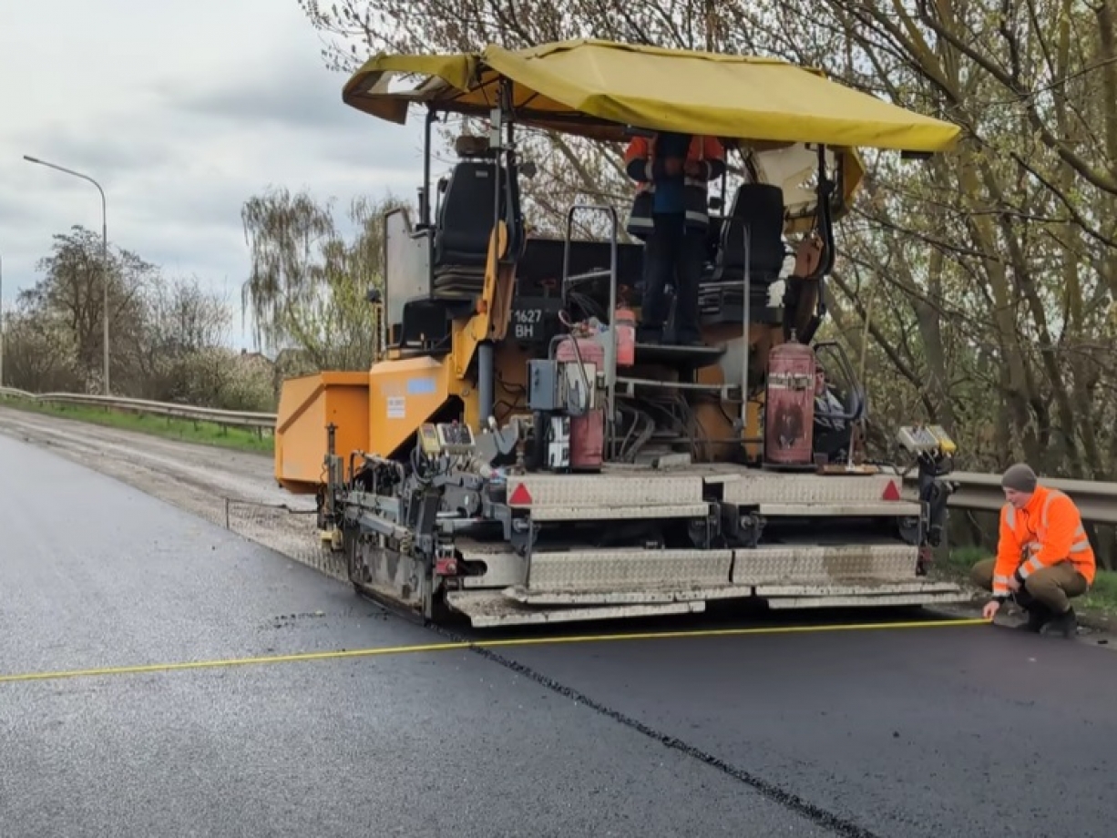 Фото до матеріалу: Дорожники відновлюють проїзд на трасі М-19 у Волинській області