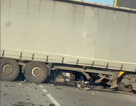 Фото до матеріалу: У Золочеві легковик опинився під фуру: деталі ДТП та відео