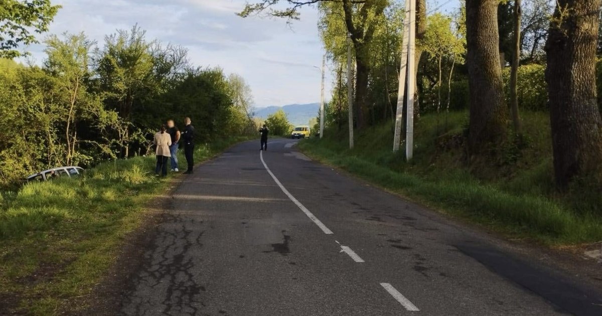 Фото до матеріалу: Трагедія на Тячівщині: 7-річна дівчинка потрапила під колеса через м'яч
