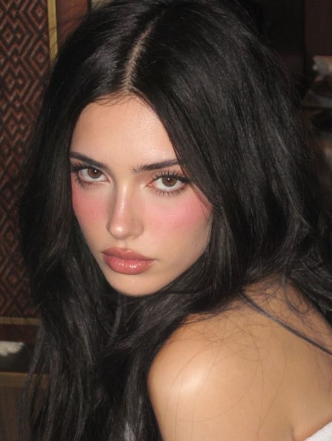 Фото до матеріалу: Мейкап Сабріни Карпентер: тренд Under Eye Blush як засіб проти темних кіл