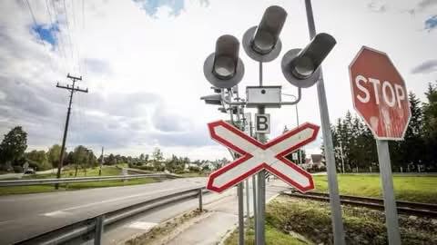 Фото до матеріалу: Обмеження руху на залізничному переїзді Тустань: водіїв просять обирати об'їзні шляхи