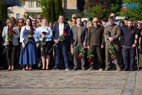 Фото до матеріалу: У Черкасах вшанували пам'ять загиблих у Другій світовій війні