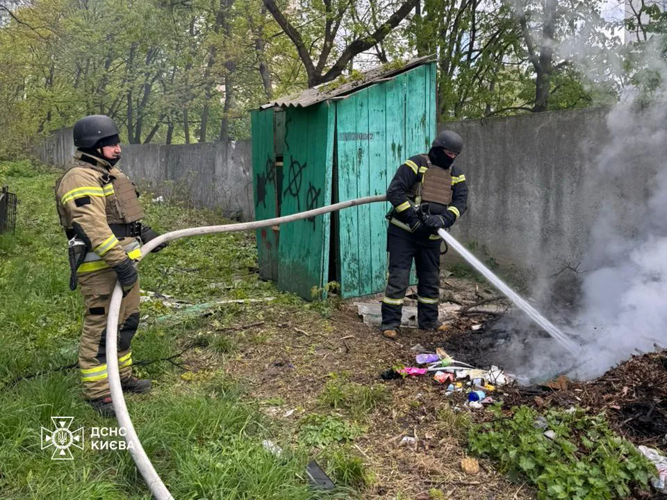 Фото до матеріалу: Атака дронів на Київ призвела до ДТП та пожежі на недобудові: є постраждалий