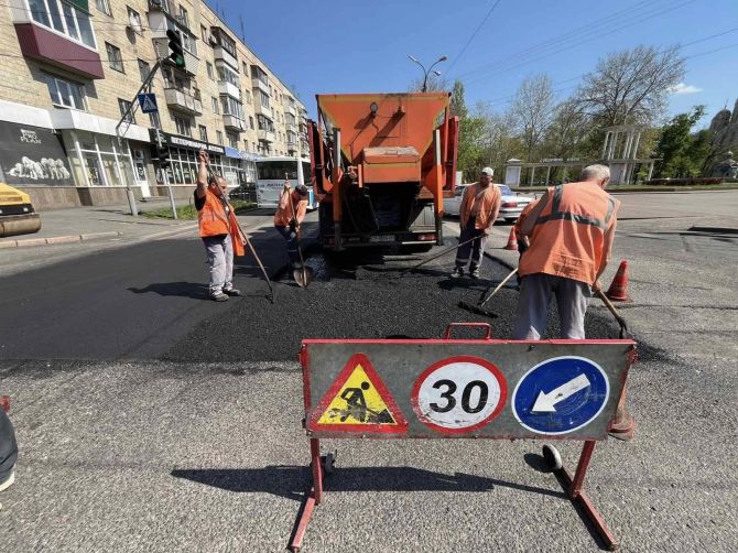 Фото до матеріалу: У Черкасах завершили ремонт вулиці Надпільної: ями усунуто