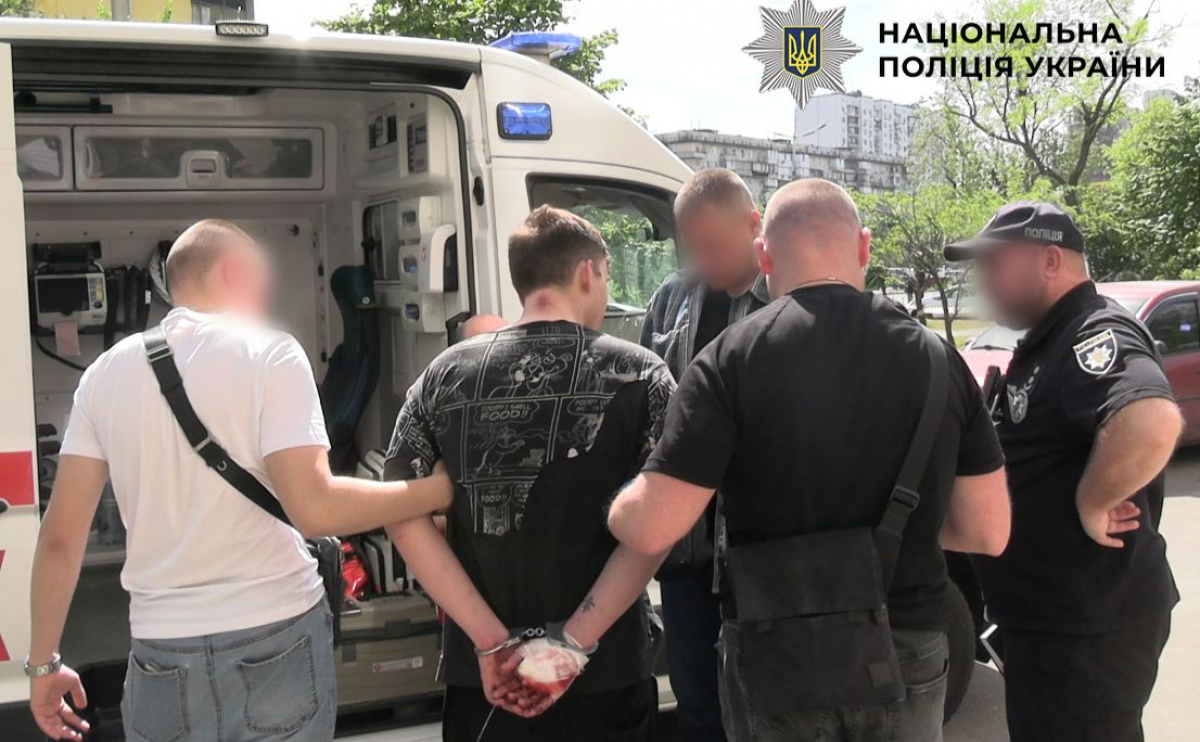 Фото до матеріалу: Трагедія на Оболоні: під час втечі від нападника з ножем чоловік впав з 11-го поверху