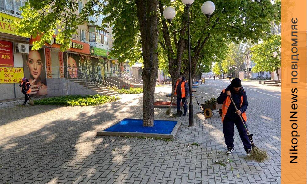 Фото до матеріалу: Комунальники Покрова впорядковують парки та прибудинкові території на початку травня