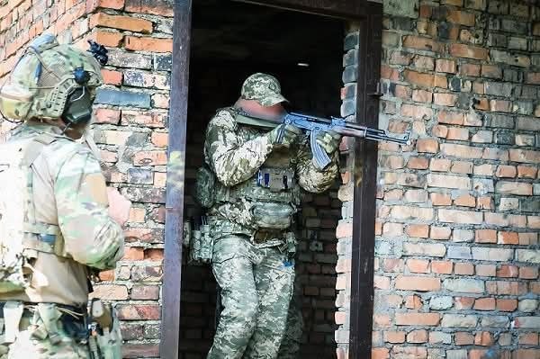 Фото до матеріалу: Військовослужбовці ЗСУ проходять інтенсивну підготовку в рамках місії ЄС EUMAM Ukraine