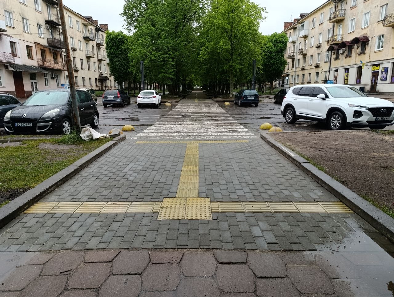 Фото до матеріалу: У Шептицькому відкрили безбар'єрний маршрут: нові пандуси на вулиці Грушевського