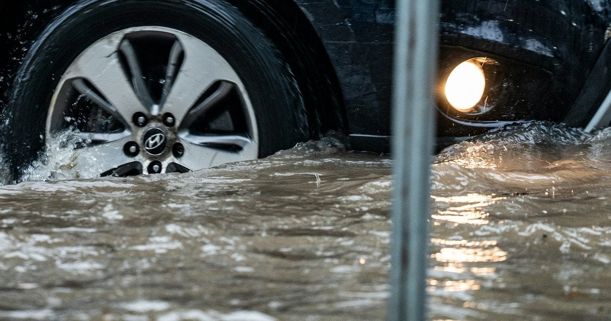 Фото до матеріалу: У Києві прорвало трубопровід біля Індустріального мосту: вулицю Вадима Гетьмана затопило водою