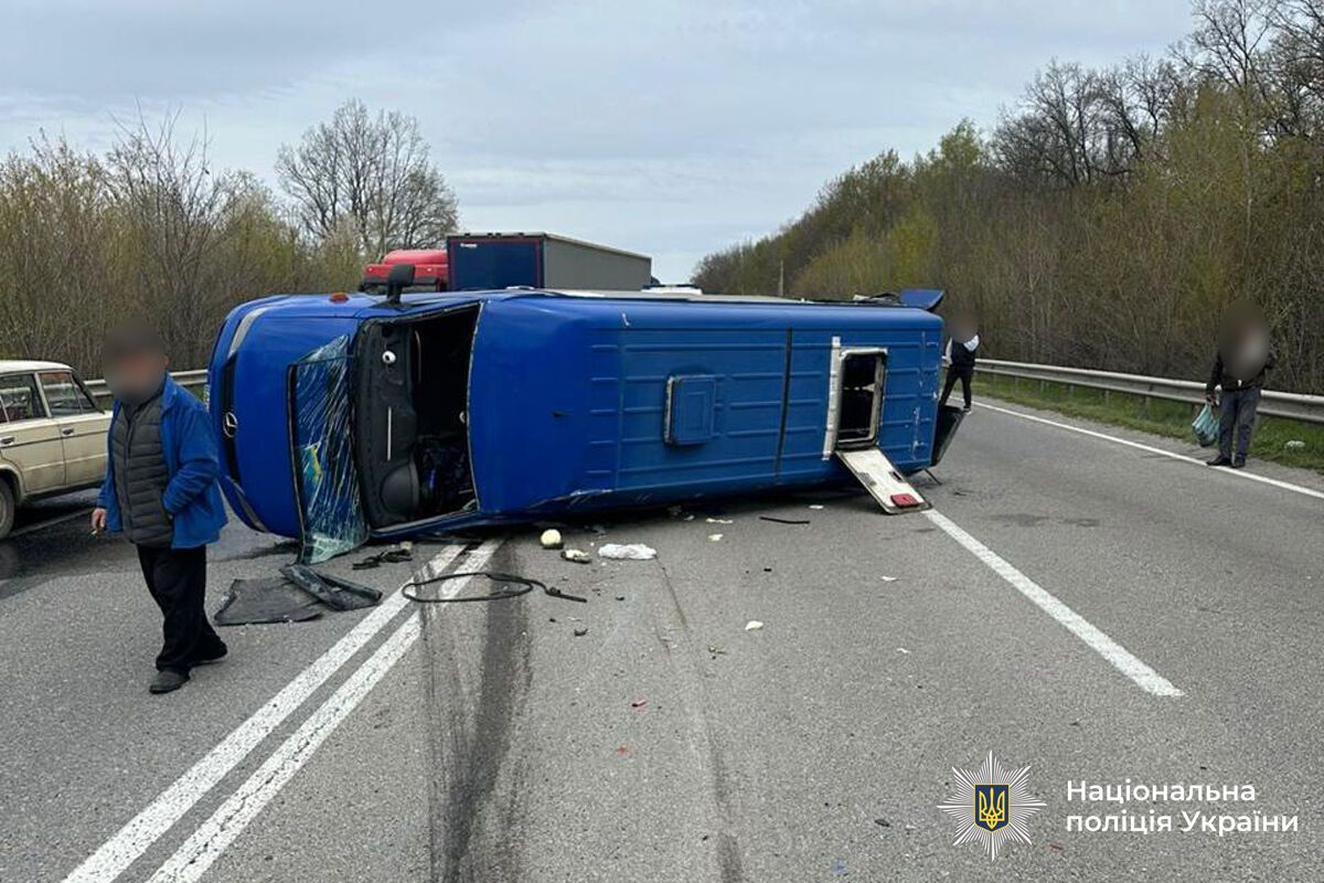 Фото до матеріалу: На Вінниччині зіткнувся позашляховик із рейсовим автобусом: є постраждалі