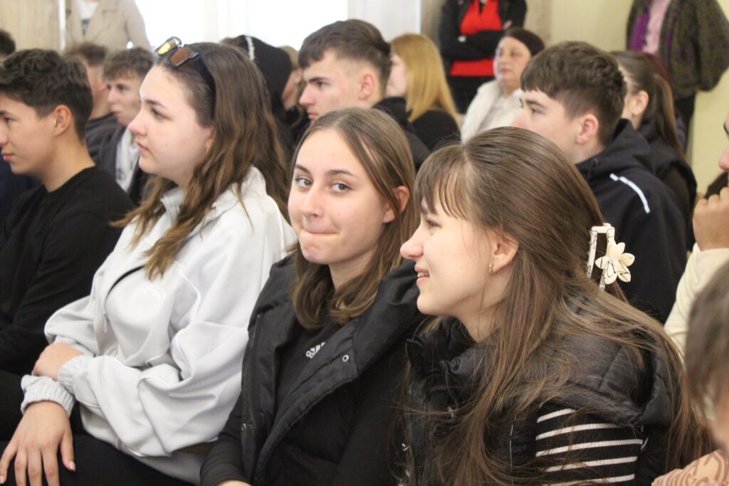 Фото до матеріалу: Театр у школі: у Косонському ліцеї пройшов інтерактивний день програми «Дейріне»