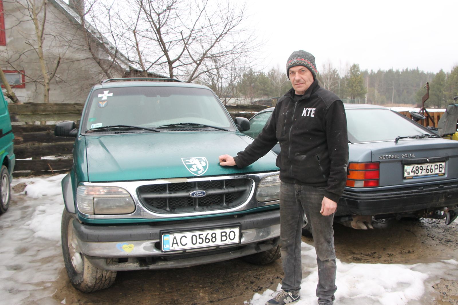 Фото до матеріалу: У Маневичах поляк Маріуш безкоштовно ремонтує автівки для 68-ї бригади
