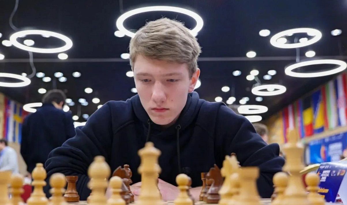 Фото до матеріалу: 17-річний Роман Дегтярьов став чемпіоном Європи з шахів: історія перемоги без гросмейстерського звання