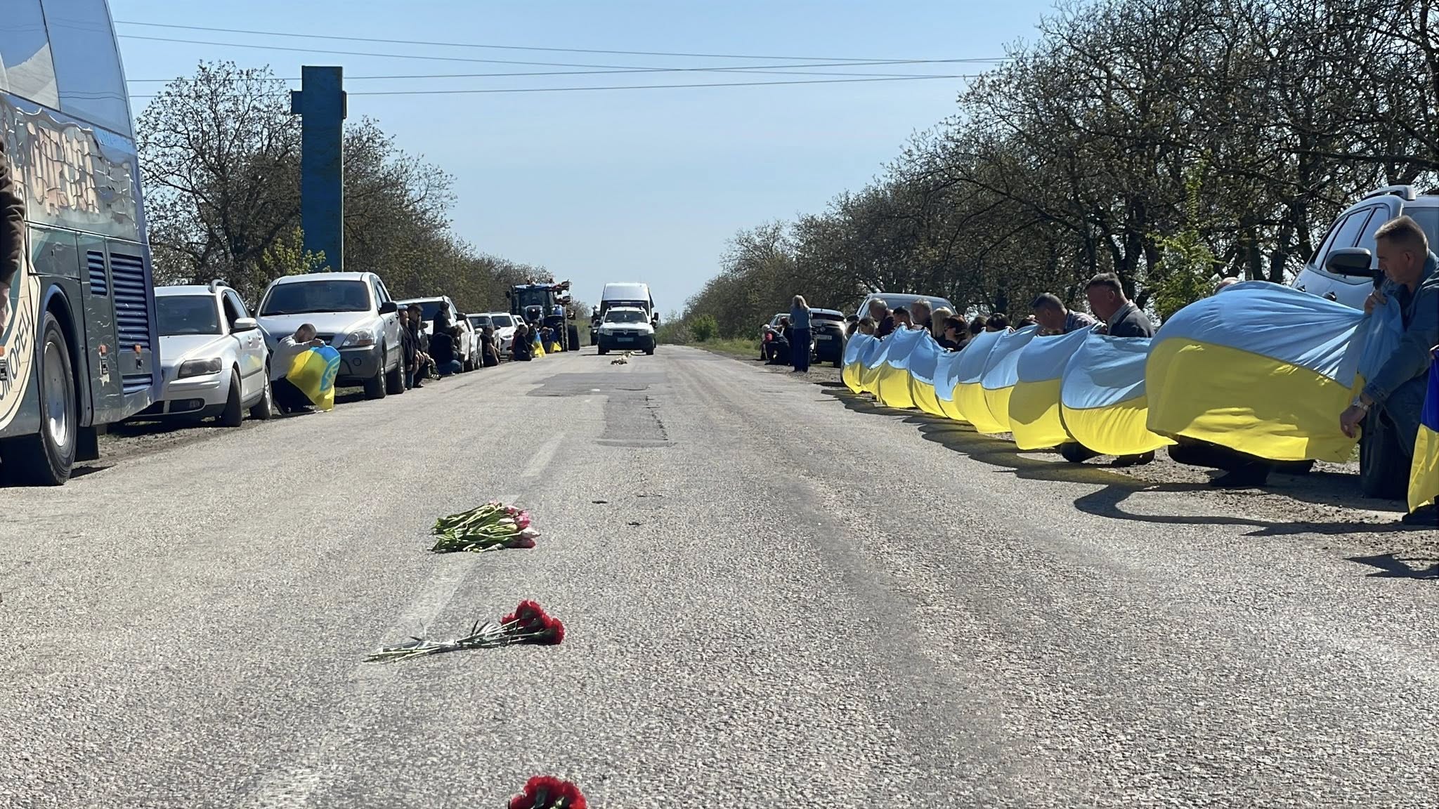 Фото до матеріалу: Загиблий воїн Сергій Струк повернувся додому на «щиті»: роздільнянці востаннє віддали йому шану