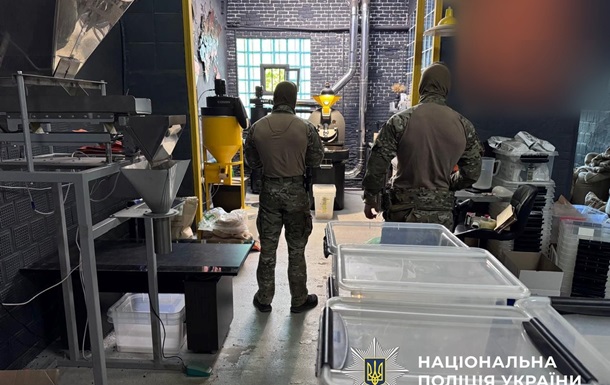 Фото до матеріалу: В Україні розкрито мережу шахраїв, що продавали підроблену каву під брендом міжнародного виробника