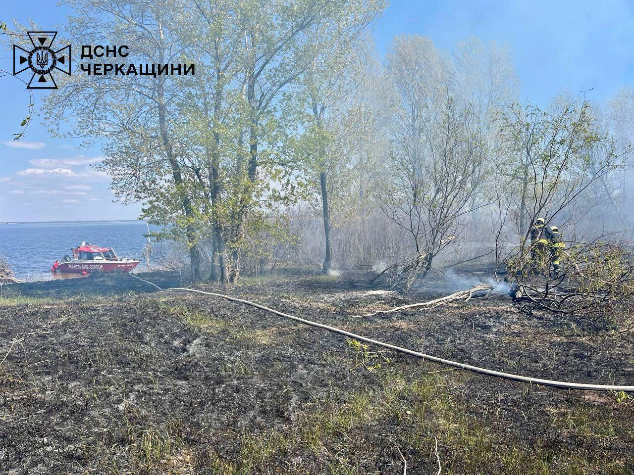 Фото до матеріалу: У Черкасах ліквідували пожежу на острові Дніпра: рятувальники залучили катер