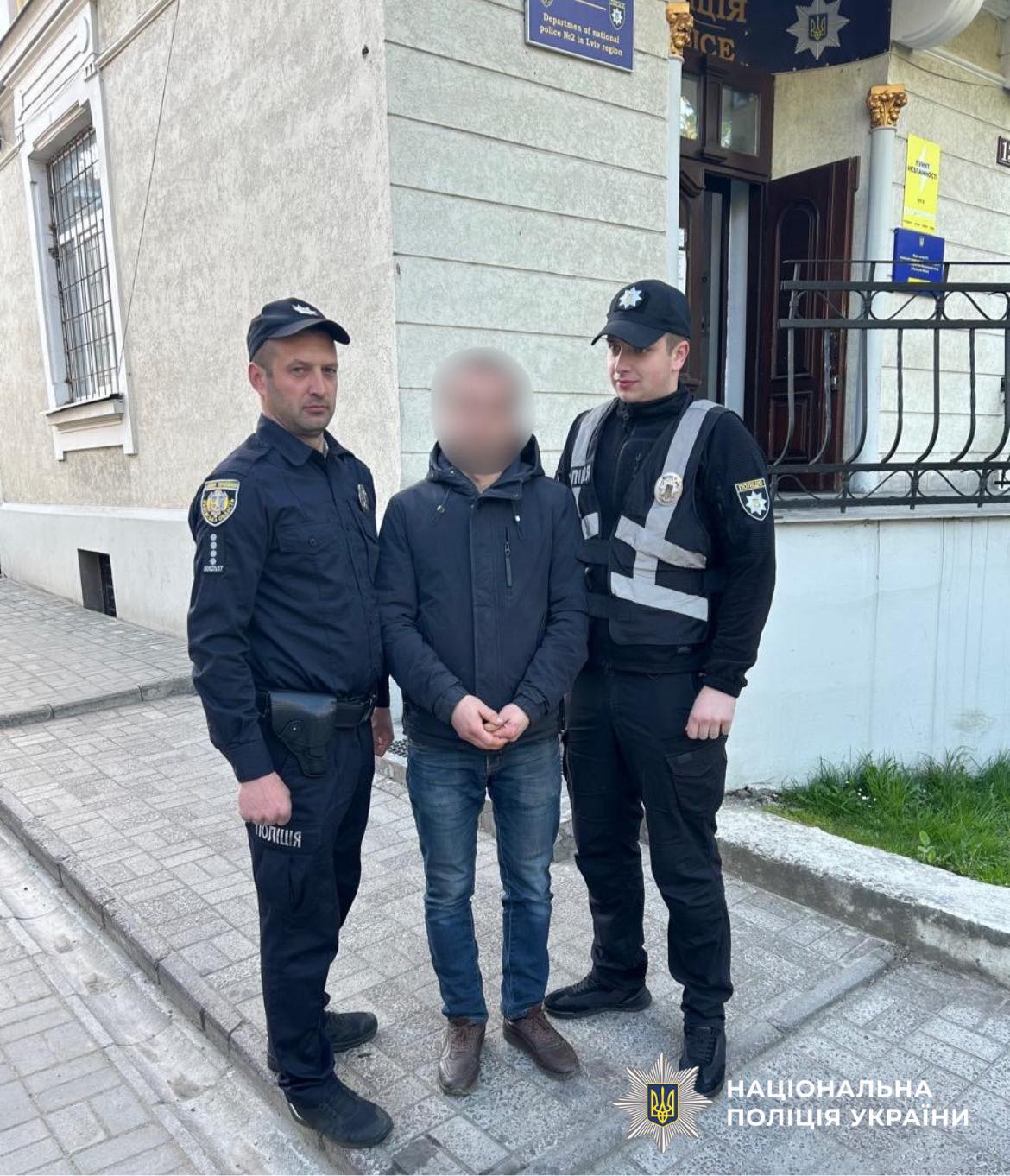 Фото до матеріалу: У Жовкві поліція встановила хулігана, який забруднив скульптуру Матері Божої томатним соусом