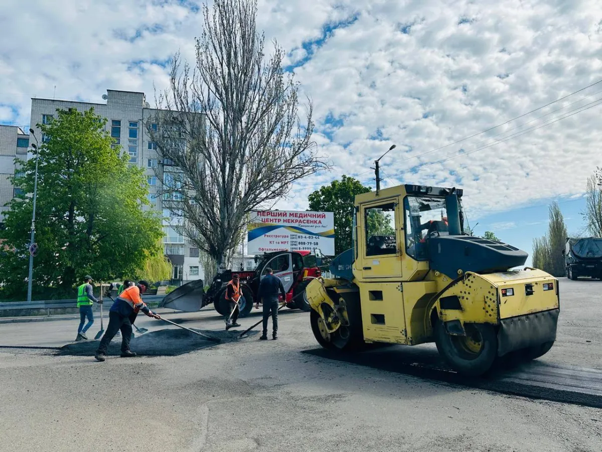 Фото до матеріалу: У Первомайській громаді триває масове відновлення доріг