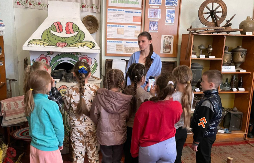 Фото до матеріалу: Жива історія в Великомежиріччі: школярі провели театралізовані екскурсії в музеї «Берегиня»