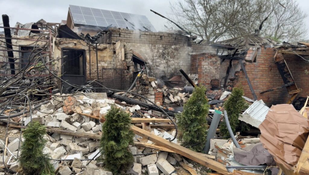 Фото до матеріалу: БпЛА влетів у дерево між будинками: на Смілянщині зафіксували три влучання дронів