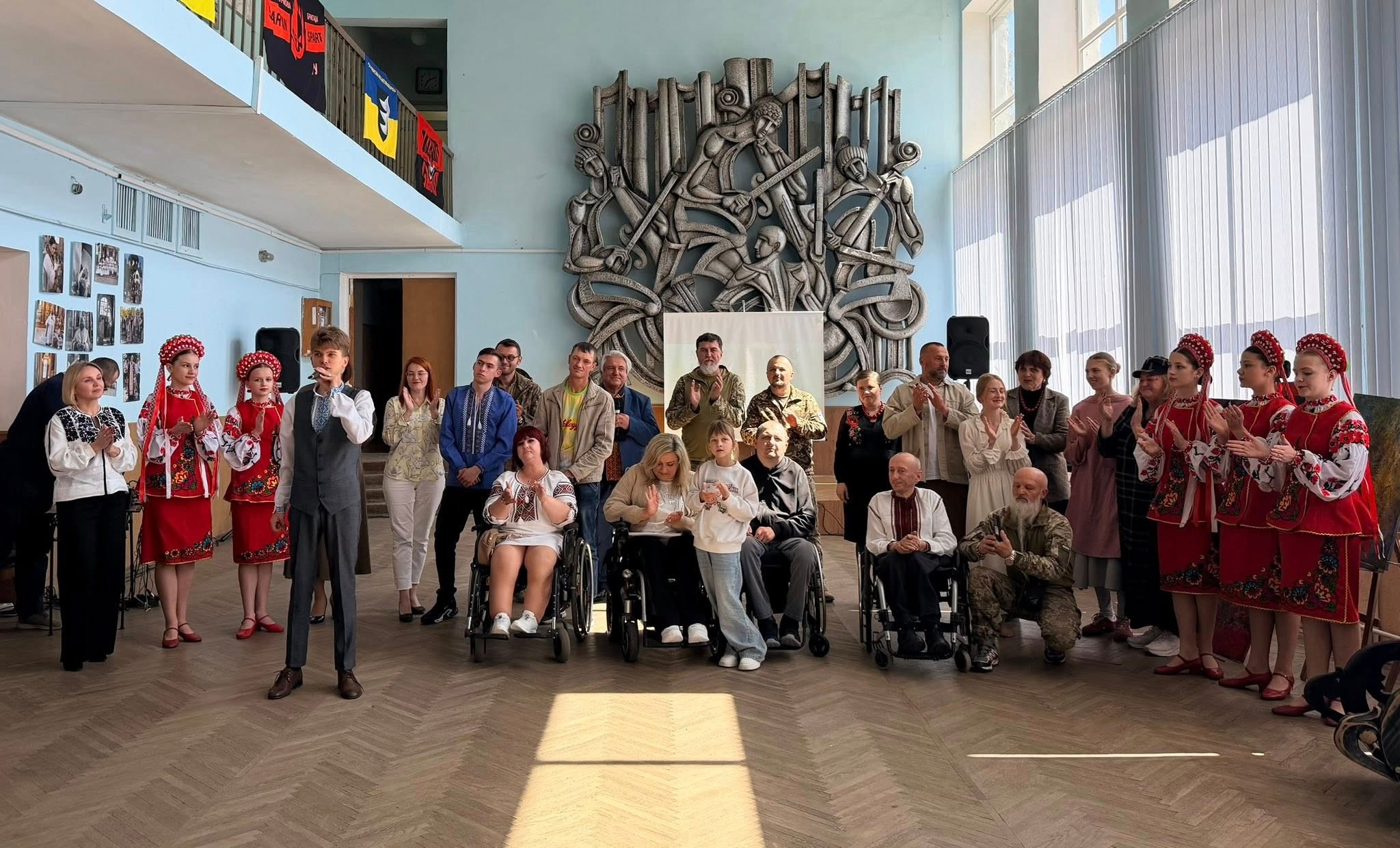 Фото до матеріалу: У Бурштині ветерани та люди з інвалідністю представили творчі роботи на фестивалі “Мистецтво нескорених” (ФОТО)