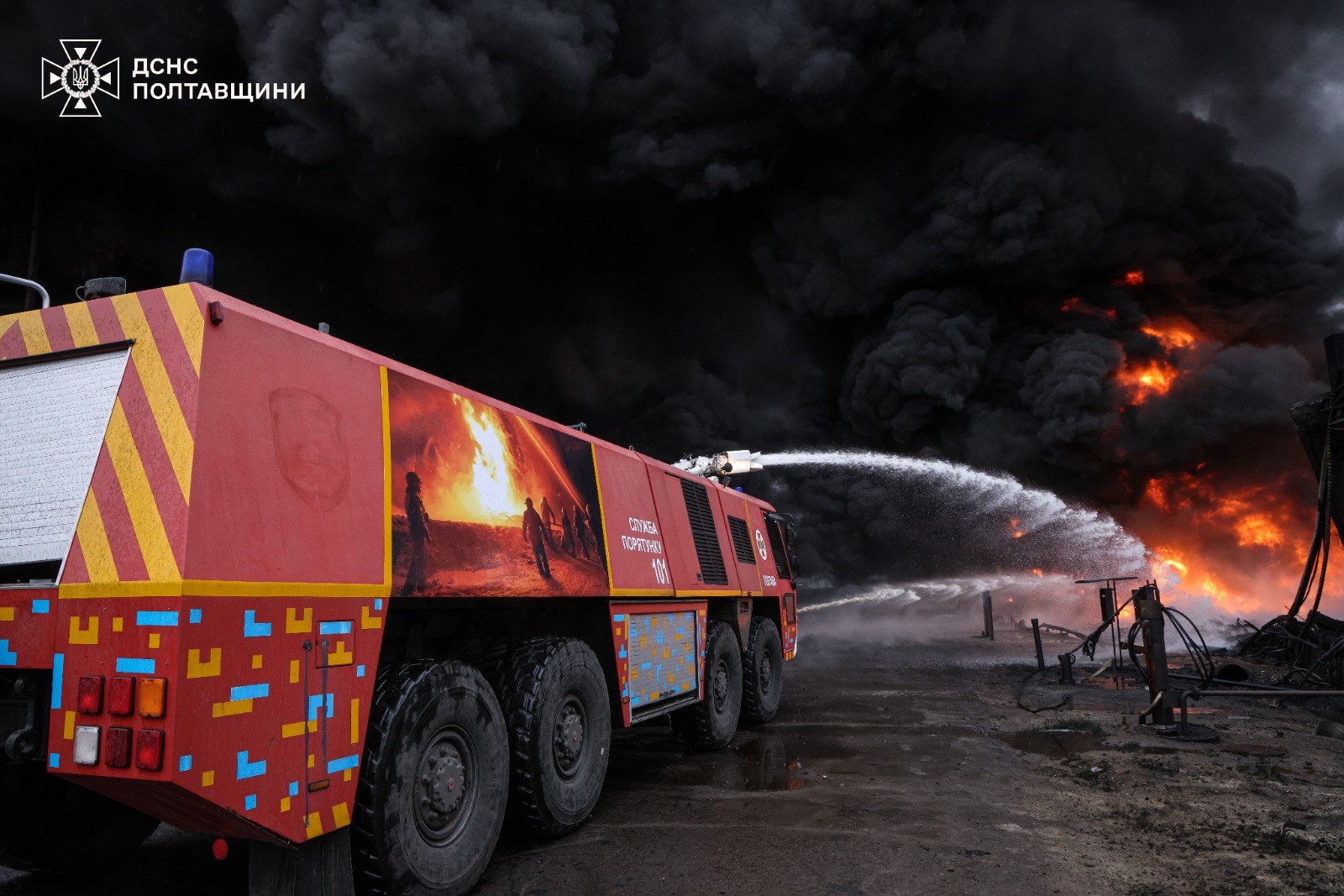 Фото до матеріалу: Рятувальники ліквідували пожежі після нічної атаки на Кременчуцький район
