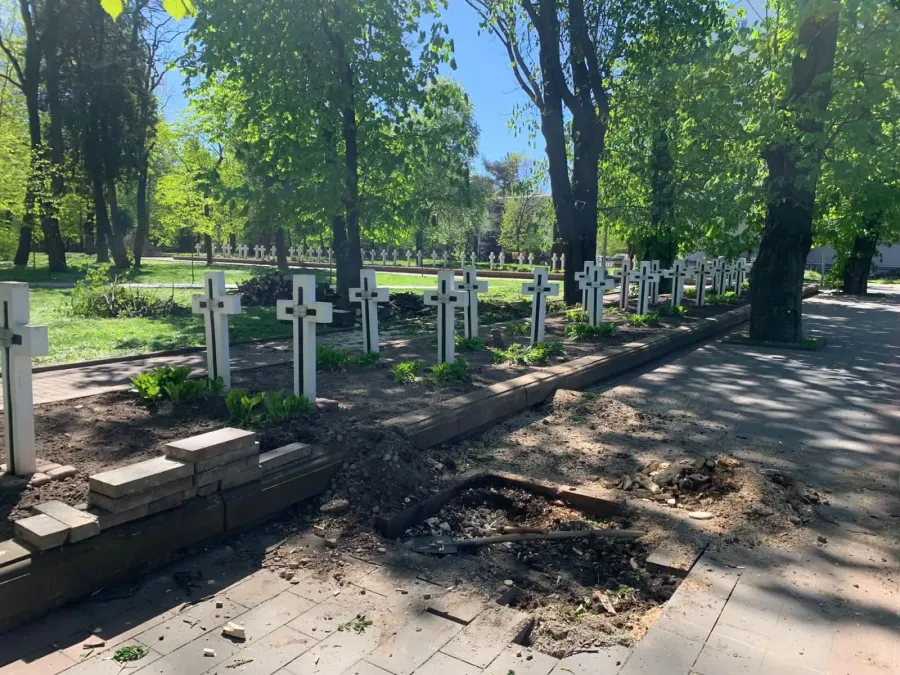 Фото до матеріалу: Сильний вітер у Івано-Франківську повалив 34 дерева та пошкодив дахи: що роблять рятувальники