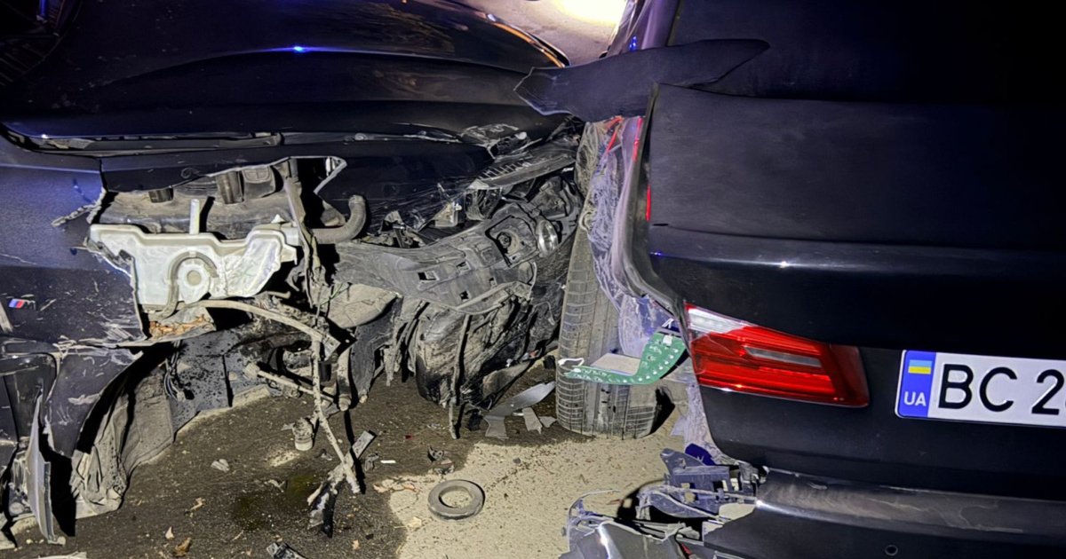 Фото до матеріалу: П'яна водійка врізалась у припаркований автомобіль у Львові та втекла