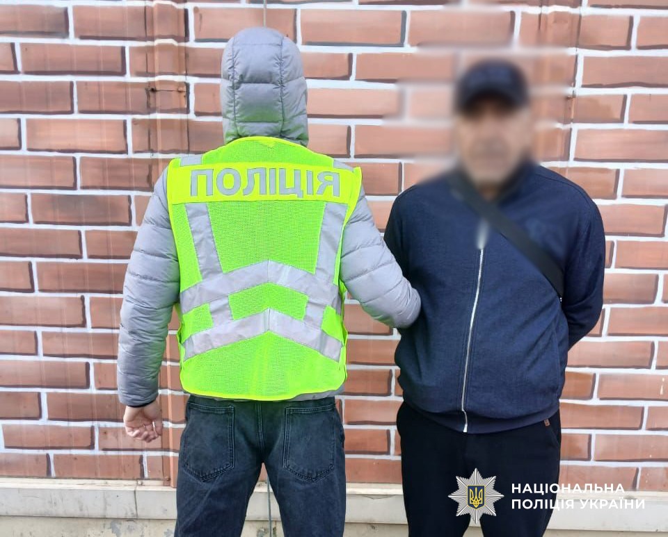 Фото до матеріалу: У Києві затримали серійного крадія, який обманом виманював гроші з машин експедиторів
