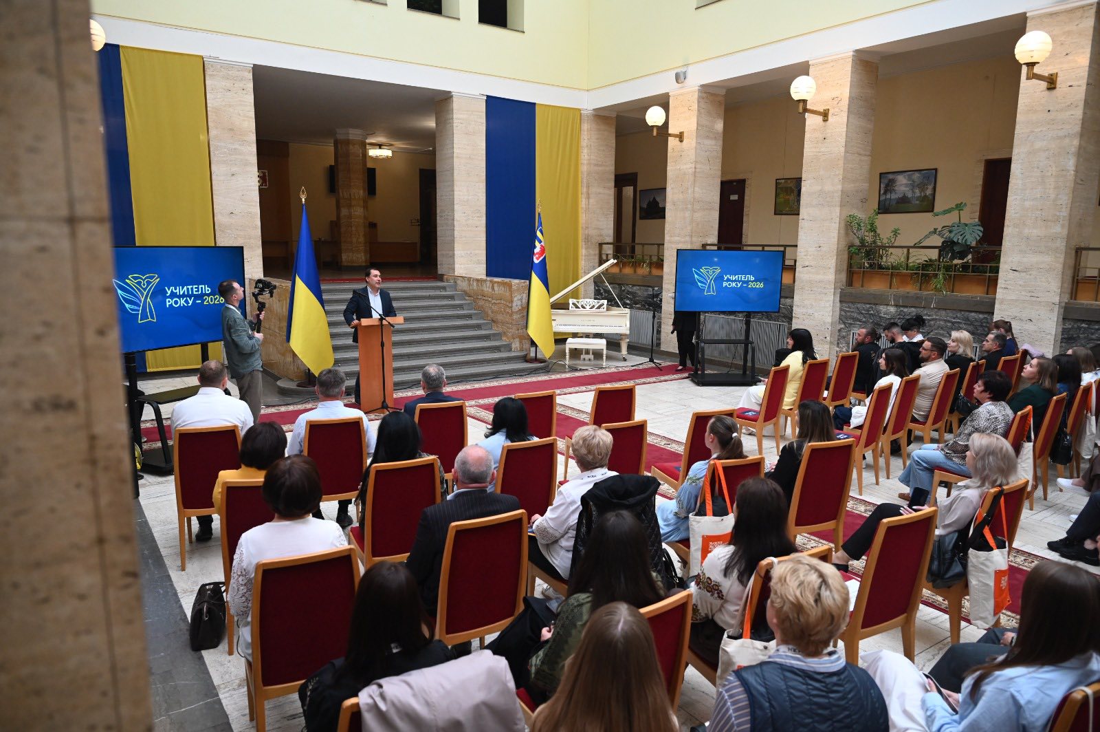 Фото до матеріалу: Педагог із Ясінянської громади вийшов у фінал конкурсу «Учитель року – 2026»