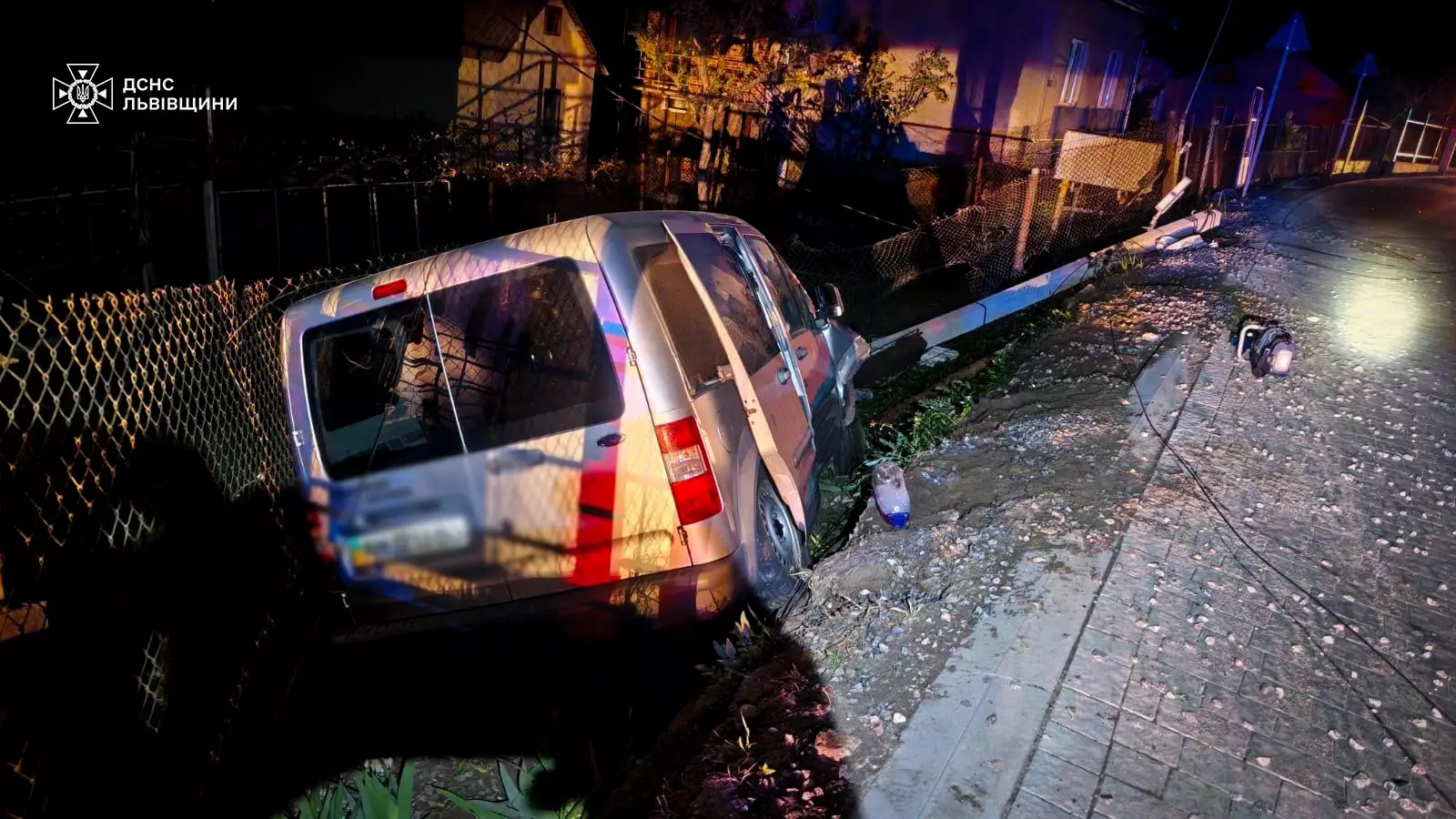 Фото до матеріалу: У Львові рятувальники дістали пораненого водія з бусика, який врізався у перешкоду, - ДСНС