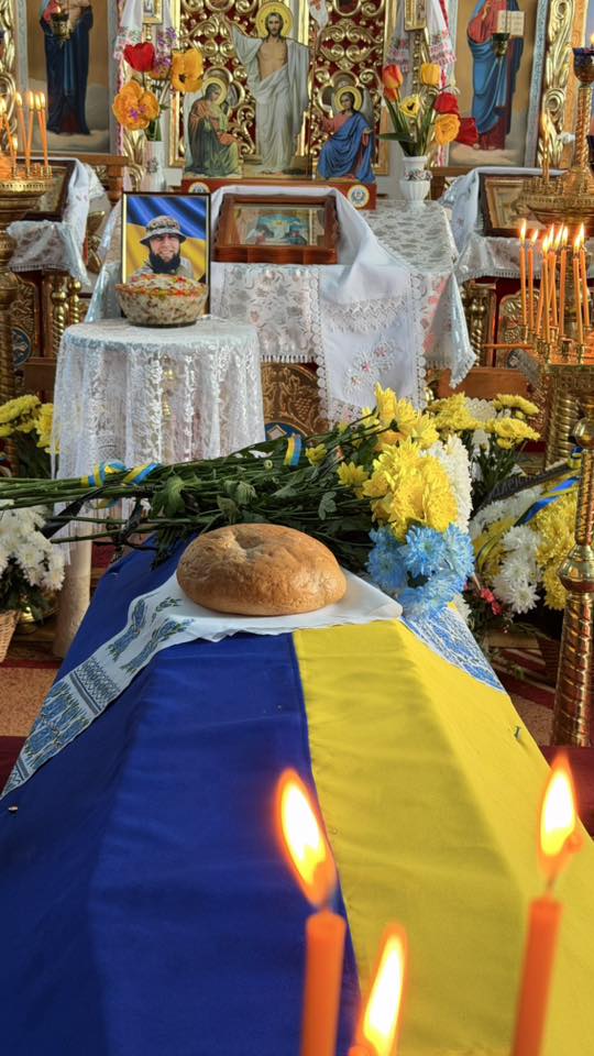 Фото до матеріалу: У селі Журавлине Смідинської громади провели в останню путь 31-річного захисника Михайла Усіка