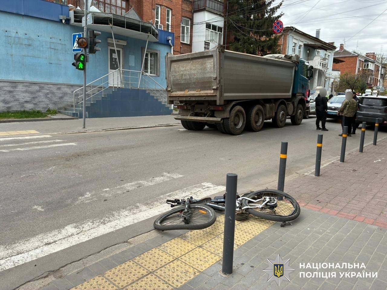 Фото до матеріалу: У середмісті Вінниці на «зебрі» вантажівка травмувала юного велосипедиста