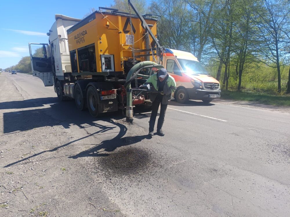 Фото до матеріалу: Дорожники Івано-Франківщини усувають ями на ключових трасах Н-09 та М-30