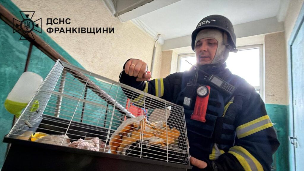 Фото до матеріалу: Удар «шахеда» у Івано-Франківську: наслідки пожежі у дев'ятиповерхівці на вулиці Коновальця