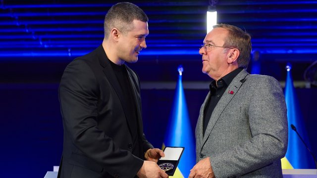 Фото до матеріалу: Федоров подарував Пісторіусу мед з мінних полів та сіль з Соледара