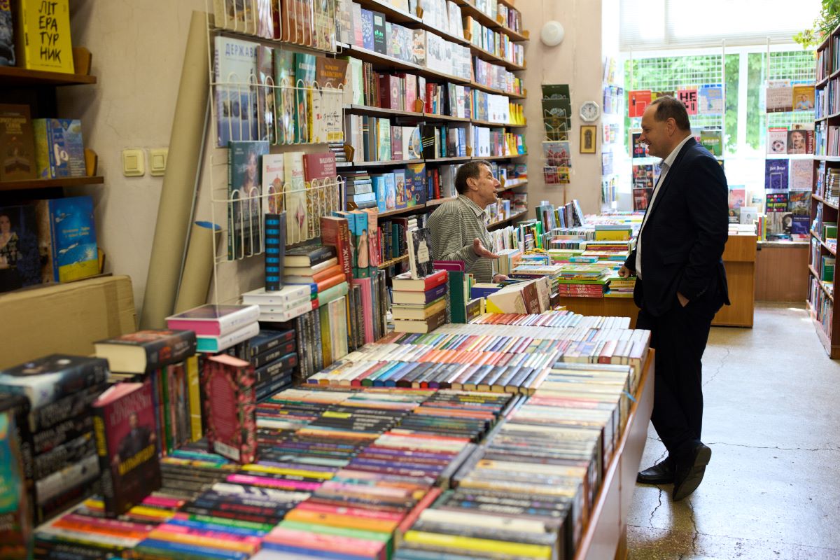 Фото до матеріалу: Пів століття відданості книзі: у Івано-Франківську привітали 75-річного ветерана книгарні «Букініст»