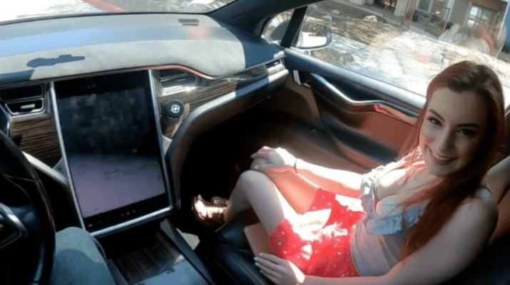 Фото до матеріалу: На PornHub опублікували відео: пара займається сексом на Tesla під час роботи автопілота