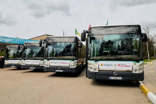 Фото до матеріалу: Київщина отримала 260 сучасних автобусів з Франції для інклюзивного перевезення