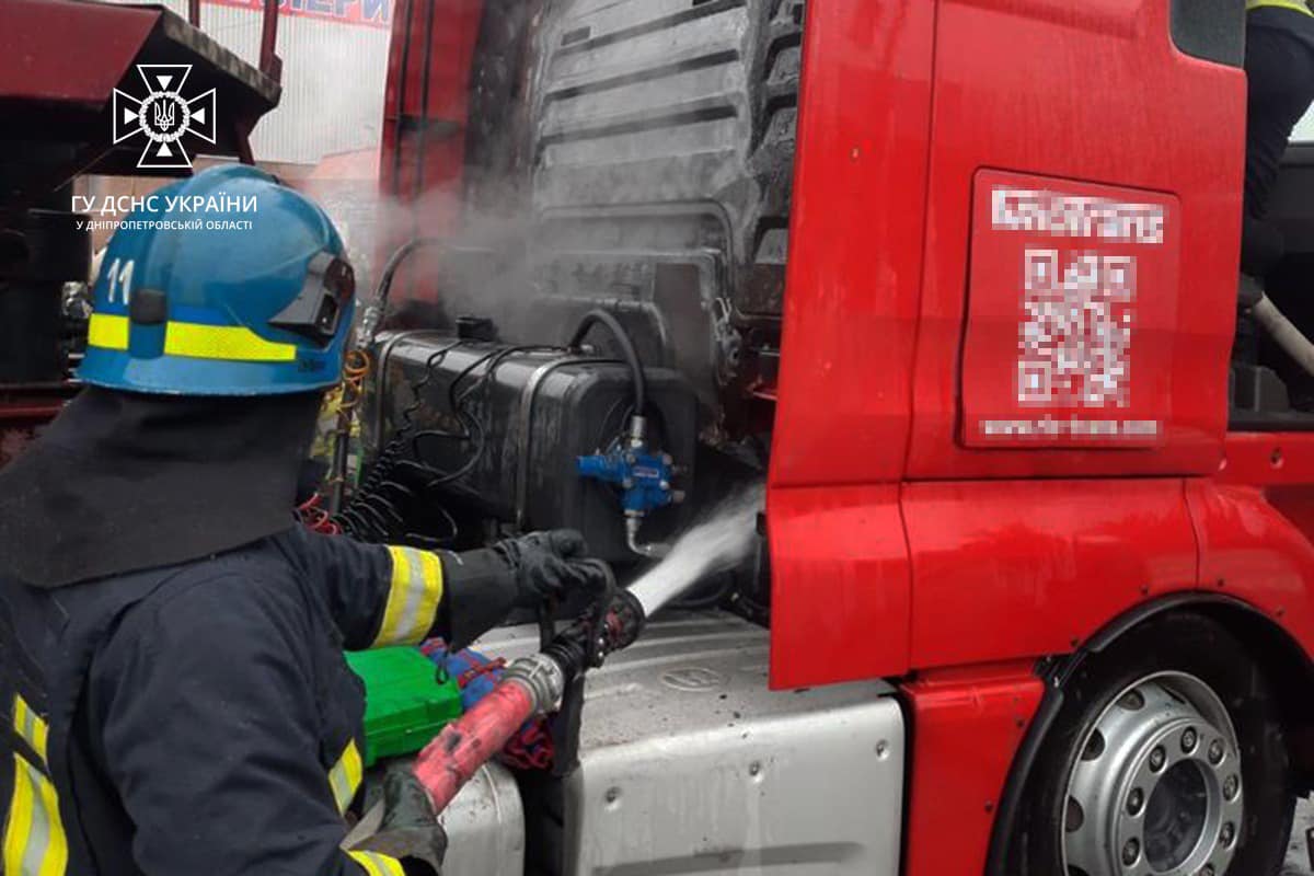 Фото до матеріалу: У Кривому Розі на вулиці Старовокзальній зайнялася вантажівка: ніхто не постраждав