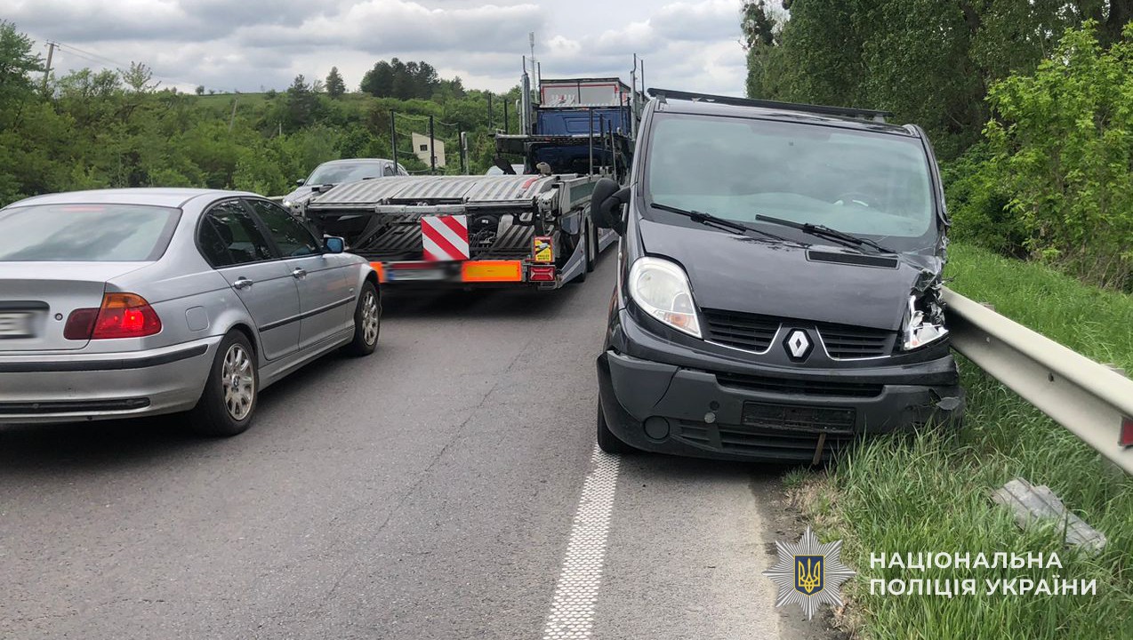 Фото до матеріалу: На Львівщині внаслідок масштабної ДТП постраждала пасажирка кросовера, - поліція. ФОТО