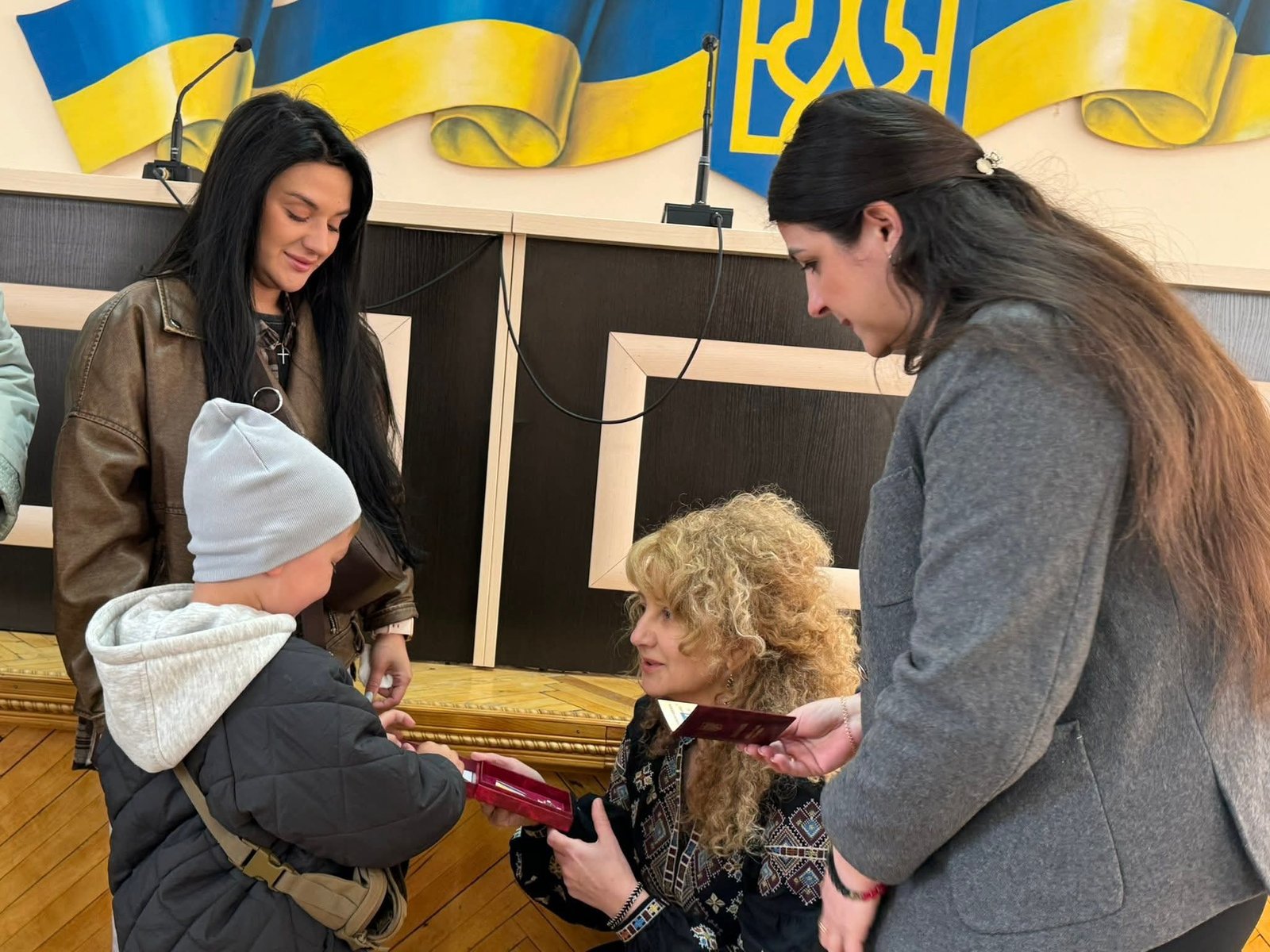 Фото до матеріалу: У Жмеринщині родинам загиблих військовослужбовців передали посмертні державні нагороди