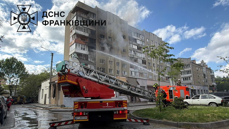 Фото до матеріалу: У Франківську після ворожого удару госпіталізували 4 людей