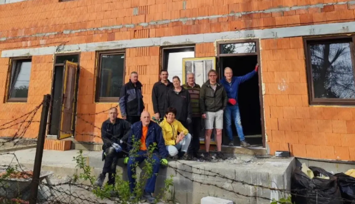 Фото до матеріалу: Голландські волонтери завершують будівництво центру допомоги у Сваляві