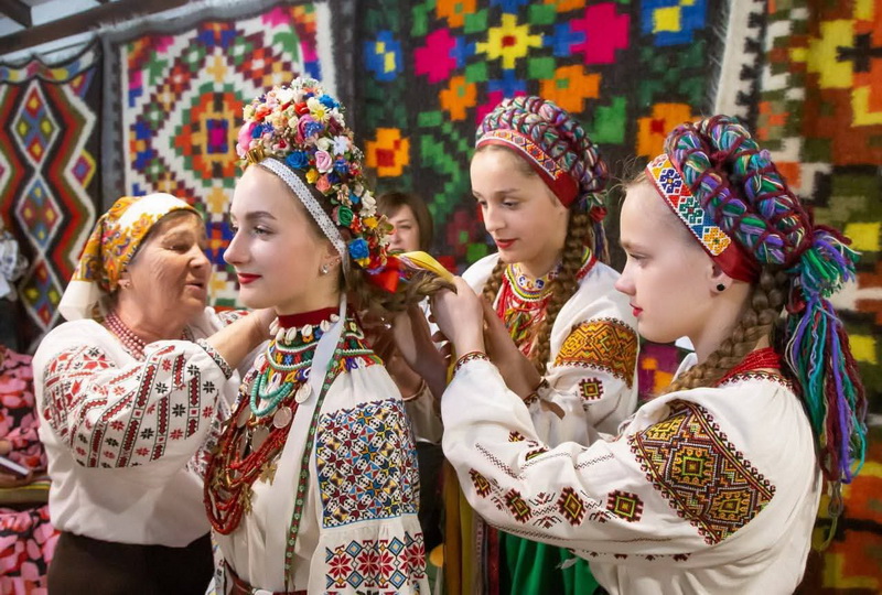 Фото до матеріалу: Лідія Андрійчук оживила весільні обряди Івано-Франківщини у своїй новій книзі