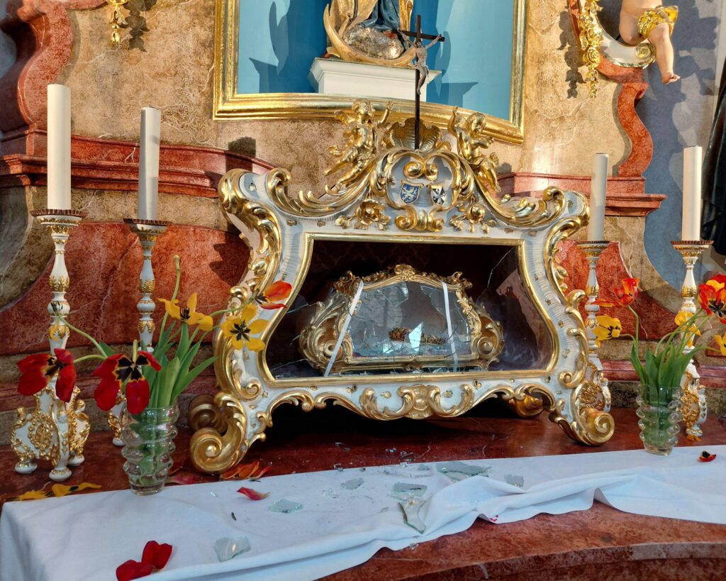 Фото до матеріалу: У Чехії викрали 800-річний череп святої: злодій тікає з церкви