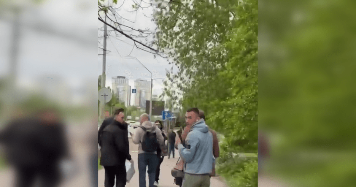 Фото до матеріалу: Після суду над Андрієм Єрмаком кинули яйцем: відео інциденту