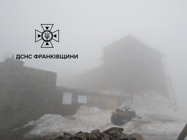 Фото до матеріалу: Весняна погода на Чорногорі: на горі Піп Іван тепло, але вітер не вщухає