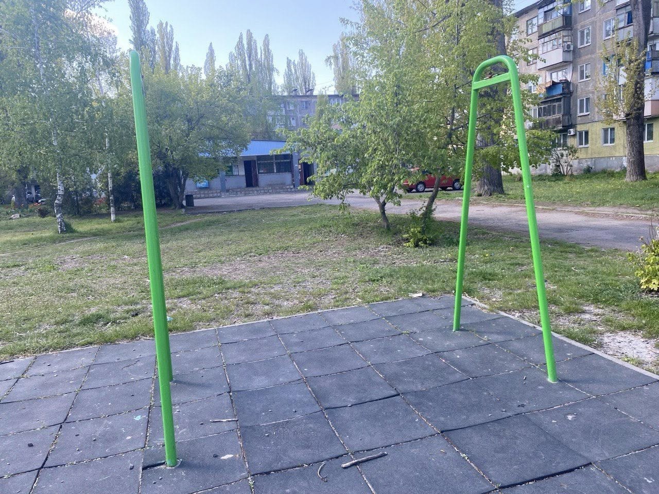 Фото до матеріалу: У Кривому Розі зникла гойдалка з дитячого майданчика: чиновники назвали це «новим рівнем цинізму»