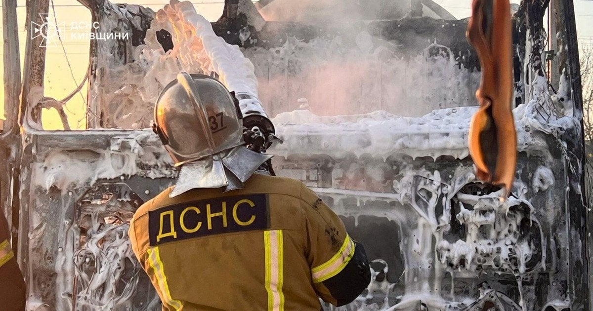 Фото до матеріалу: Масштабна пожежа на Куренівці: горять склади за ринком, дим видно здалеку